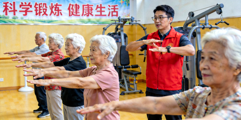 上海市徐汇区社区体育指导员指导老年人进行科学锻炼