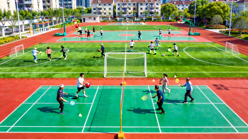 上海市浦东新区社区体育公园升级后场景 - 市民在崭新球场上运动