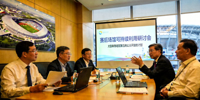 赛后场馆可持续利用研讨会 - 专家在会议室讨论大型体育场馆赛后向公众开放的计划
