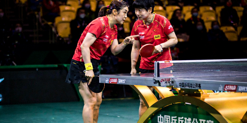 中国乒乓球女双组合陈梦与王艺迪在比赛中交流战术