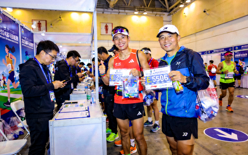 马拉松赛事博览会现场跑者领取参赛包