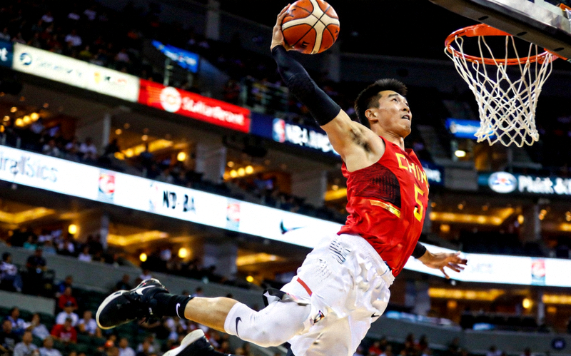 中国篮球运动员在NBA级别热身赛中飞身扣篮