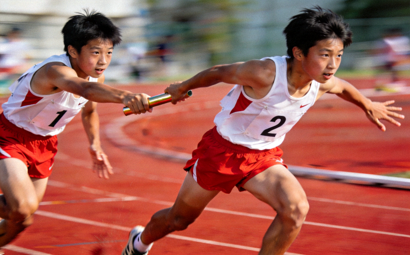 青少年4x100米接力赛交接棒特写 - 队员默契配合