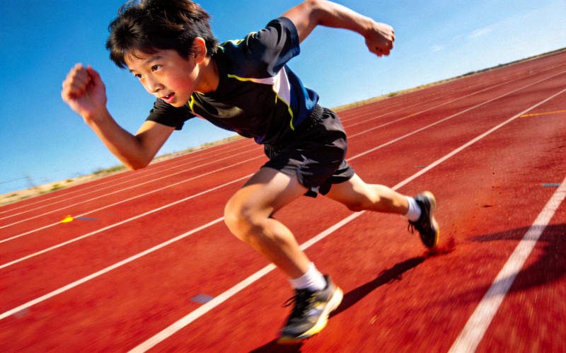 全国青少年田径锦标赛精彩瞬间 - 青少年运动员在标准田径跑道上全力冲刺的瞬间