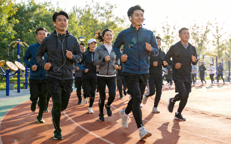 市民在城市公园参加集体晨跑活动，队伍整齐