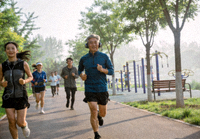 市民在城市公园步道上进行晨跑锻炼