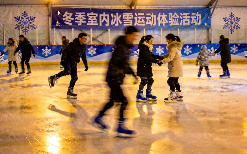 冬季室内冰雪运动体验活动 - 市民在室内冰场滑冰