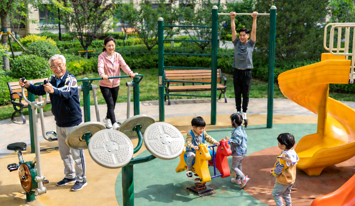 社区健身场景 - 不同年龄的居民在户外公共健身区域进行锻炼
