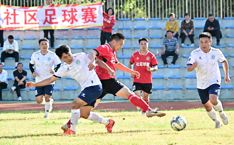 足球场上球员激烈拼抢，社区足球赛事现场