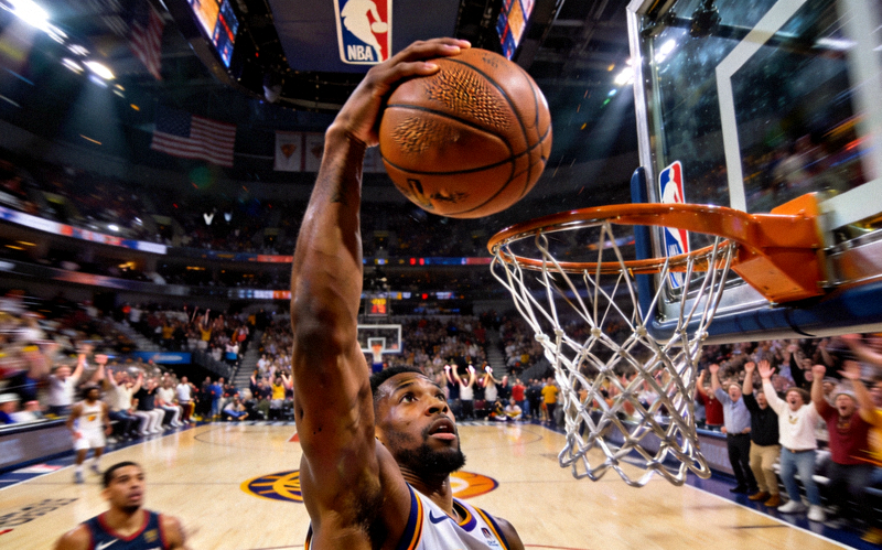 NBA篮球赛场扣篮瞬间 - 球员高高跃起完成单手暴扣