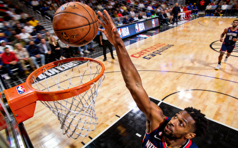 NBA篮球赛场扣篮瞬间 - 球员高高跃起完成精彩扣篮